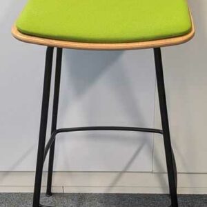 Suite de 4 chaises hautes, coque en bois contreplaqué, galette d'assise en tissu vert, piètement en acier laqué noir. 100 x 40 x 44 cm. Localisation : 6 est – Image 3