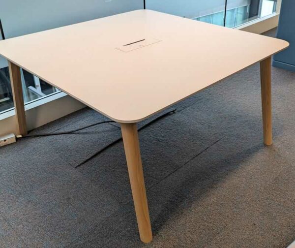Table de réunion, plateau carré à bords arrondis en bois stratifié blanc avec trappe passe câbles, piètement en bois naturel. 74 x 144 x 140 cm. Localisation : 6 est
