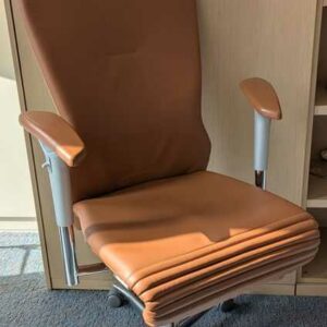 Fauteuil de direction pivotant ajustable de marque GRAMMER OFFICE  en simili cuir marron. 130 x 67 x 62 cm. Localisation : 4 est