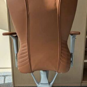 Fauteuil de direction pivotant ajustable de marque GRAMMER OFFICE  en simili cuir marron. 130 x 67 x 62 cm. Localisation : 4 est – Image 2