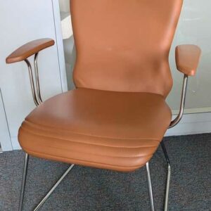 Suite de 4 fauteuils de marque GRAMMER OFFICE, structure en acier chromé, garniture en simili cuir marron, piètement luge.97 x 64 x 67 cm. Localisation : 4 est