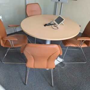 Suite de 4 fauteuils de marque GRAMMER OFFICE, structure en acier chromé, garniture en simili cuir marron, piètement luge.97 x 64 x 67 cm. Localisation : 4 est – Image 2