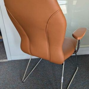 Suite de 4 fauteuils de marque GRAMMER OFFICE, structure en acier chromé, garniture en simili cuir marron, piètement luge.97 x 64 x 67 cm. Localisation : 4 est – Image 3