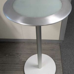 Mange debout de marque INDECASA en métal brossé, plateau rond avec insert en plastique. 113 x 60 cm. Localisation : 6 est