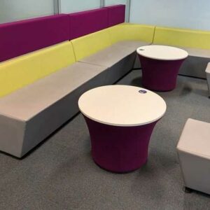 Espace d'attente de marque Connection en simili cuir vert et gris et feutrine violette, comprenant 4 banquettes, 2 tables et 2 poufs. 108 x 360 x 240 x 70 cm. Localisation : 6 est