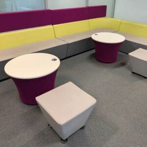 Espace d'attente de marque Connection en simili cuir vert et gris et feutrine violette, comprenant 4 banquettes, 2 tables et 2 poufs. 108 x 360 x 240 x 70 cm. Localisation : 6 est – Image 2