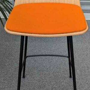 Suite de 4 chaises hautes, coque en bois contreplaqué, galette assise en tissu orange, piètement en acier laqué noir. 100 x 40 x 44 cm. Localisation : 6 passerelle – Image 2
