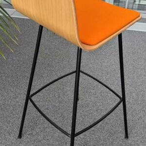 Suite de 4 chaises hautes, coque en bois contreplaqué, galette assise en tissu orange, piètement en acier laqué noir. 100 x 40 x 44 cm. Localisation : 6 passerelle – Image 3