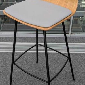 Suite de 4 chaises hautes, coque en bois contreplaqué, galette assise en tissu gris, piètement en acier laqué noir. 100 x 40 x 44 cm. Localisation : 6 passerelle