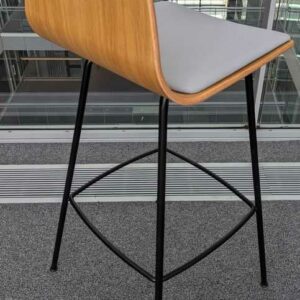 Suite de 4 chaises hautes, coque en bois contreplaqué, galette assise en tissu gris, piètement en acier laqué noir. 100 x 40 x 44 cm. Localisation : 6 passerelle – Image 2