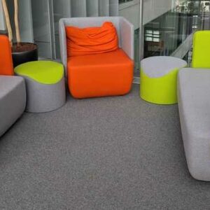 Espace de convivialité de marque SOFTLINE comprenant 1 canapé 2 places en tissu gris et feutrine vert anis (80 x 146 x 80), 2 fauteuils (80 x 77 x 80 cm) et 3 poufs (40 x 50 cm). Localisation : 6 passerelle
