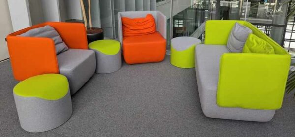 Espace de convivialité de marque SOFTLINE comprenant 1 canapé 2 places en tissu gris et feutrine vert anis (80 x 146 x 80), 2 fauteuils (80 x 77 x 80 cm) et 3 poufs (40 x 50 cm). Localisation : 6 passerelle