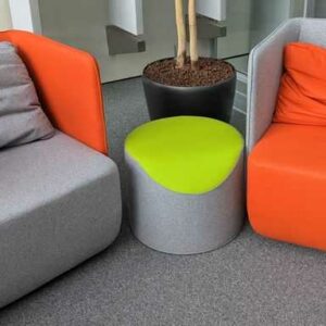 Espace de convivialité de marque SOFTLINE comprenant 1 canapé 2 places en tissu gris et feutrine vert anis (80 x 146 x 80), 2 fauteuils (80 x 77 x 80 cm) et 3 poufs (40 x 50 cm). Localisation : 6 passerelle – Image 3