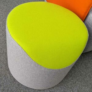 Espace de convivialité de marque SOFTLINE comprenant 1 canapé 2 places en tissu gris et feutrine vert anis (80 x 146 x 80), 2 fauteuils (80 x 77 x 80 cm) et 3 poufs (40 x 50 cm). Localisation : 6 passerelle – Image 4