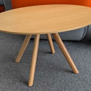 Table basse ronde en bois couleur chêne clair, 4 pieds obliques. 40 x 70 cm. Localisation : 6 passerelle