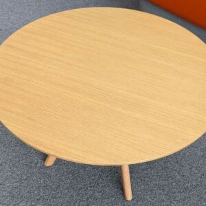 Table basse ronde en bois couleur chêne clair, 4 pieds obliques. 40 x 70 cm. Localisation : 6 passerelle – Image 2