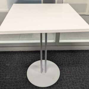 Table d'appoint, plateau carré en bois stratifié blanc reposant sur 2 pieds en métal sur base ronde en acier laqué blanc. 75 x 60 x 60 cm. Localisation : 6 ouest