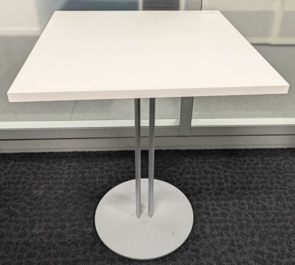 Table d'appoint, plateau carré en bois stratifié blanc reposant sur 2 pieds en métal sur base ronde en acier laqué blanc. 75 x 60 x 60 cm. Localisation : 6 ouest