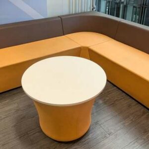 Espace d'attente de marque Connection comprenant 3 banquettes et 1 table ronde, en simili cuir orange et marron. 70 x 240 x 200 x 70 cm. Localisation : 5 ouest – Image 2