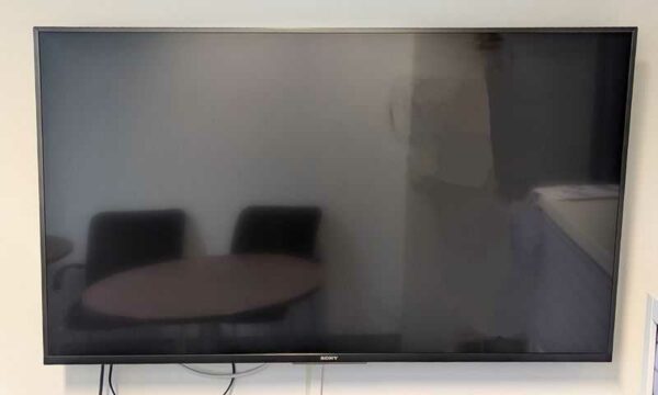 Moniteur 49 pouces de marque SONY modèle FW-49BZ35F vendu avec attache murale. Localisation : 2 est (2108)