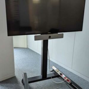 Moniteur 55 pouces de marque SAMSUNG modèle LH55MECPLGC/EN sur pied à roulettes. Localisation : 1 ouest (1660)