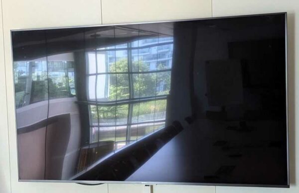 Moniteur 75 pouces de marque SONY modèle FW-75BZ35F, vendu avec attache murale. Localisation : 1 ouest (1506)