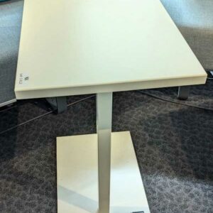 Table d'appoint à plateau rectangulaire en bois stratifié blanc, piètement en acier laqué blanc, avec 2 roulettes sous la base. 73 x 60 x 40 cm. Localisation : 5 ouest – Image 2