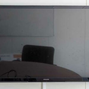 Moniteur 48 pouces de marque PHILIPS modèle 48PF4100/88, vendu avec attache murale. Localisation : 1 ouest (1167)