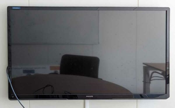 Moniteur 48 pouces de marque PHILIPS modèle 48PF4100/88, vendu avec attache murale. Localisation : 1 ouest (1167)
