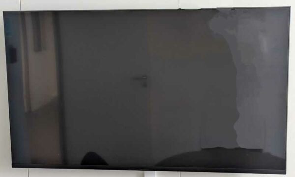 Moniteur de marque SONY modèle FW-55XE8001 vendu avec attache murale. Localisation : 5 est (5008)