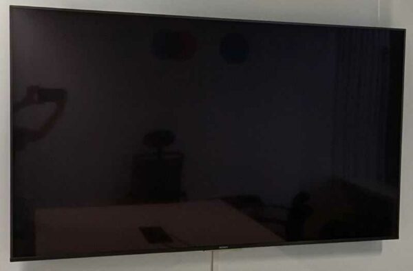 Moniteur 65 pouces de marque SONY modèle FW-65BZ35F, vendu avec attache murale. Localisation : 3 est (3240)