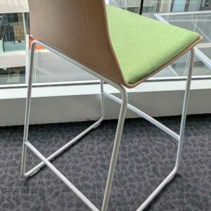 4 chaises hautes de marque COALESSE, coque en bois, galette d'assise en tissu vert, piètement en acier laqué blanc. 91 x 46 x 52 cm. Localisation : 5 ouest – Image 3