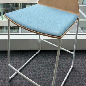 3 chaises hautes de marque COALESSE, coque en bois, galette d'assise en tissu bleu, piètement en acier laqué blanc. 91 x 46 x 52 cm. Localisation : 5 ouest