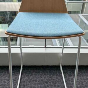 3 chaises hautes de marque COALESSE, coque en bois, galette d'assise en tissu bleu, piètement en acier laqué blanc. 91 x 46 x 52 cm. Localisation : 5 ouest – Image 2