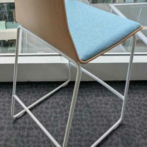 3 chaises hautes de marque COALESSE, coque en bois, galette d'assise en tissu bleu, piètement en acier laqué blanc. 91 x 46 x 52 cm. Localisation : 5 ouest – Image 3