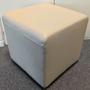 Paire de poufs sur roulettes de marque STEELCASE modèle Cube en simili cuir beige.  43 x 43 x 43 cm. Localisation : 5 ouest