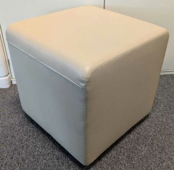 Paire de poufs sur roulettes de marque STEELCASE modèle Cube en simili cuir beige.  43 x 43 x 43 cm. Localisation : 5 ouest