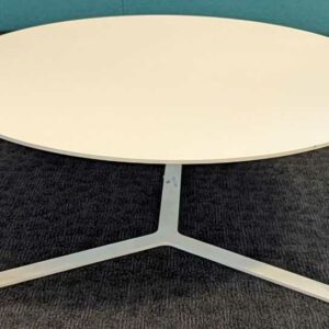Table basse de marque MARELLI en acier laqué blanc sur 3 pieds réunis en entretoise. 27 x 60 cm. Localisation : 5 ouest