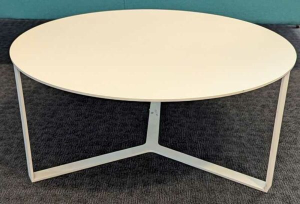 Table basse de marque MARELLI en acier laqué blanc sur 3 pieds réunis en entretoise. 27 x 60 cm. Localisation : 5 ouest