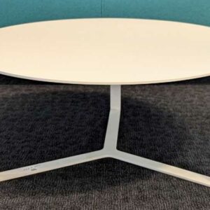 Table basse de marque MARELLI en acier laqué blanc sur 3 pieds réunis en entretoise. 27 x 60 cm. Localisation : 5 ouest – Image 2