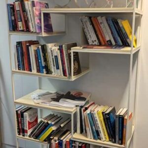 Bibliothèque en acier laqué blanc et étagères asymétriques en bois clair. 180 x 100 x 40 cm. Localisation : 5 ouest – Image 2