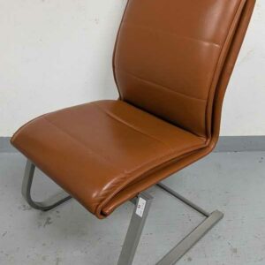 Suite de 6 chaises visiteur garnies de cuir marron, piètement en porte à  faux en acier chromé.  93 x 61 x 64 cm. Localiusation : ss sol -1