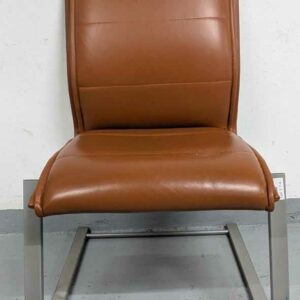 Suite de 6 chaises visiteur garnies de cuir marron, piètement en porte à  faux en acier chromé.  93 x 61 x 64 cm. Localiusation : ss sol -1 – Image 2