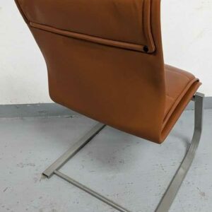Suite de 6 chaises visiteur garnies de cuir marron, piètement en porte à  faux en acier chromé.  93 x 61 x 64 cm. Localiusation : ss sol -1 – Image 3