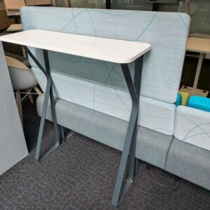 Canapé d'angle de marque BENE en 3 parties avec tablette adossée et 2 prises électriques et usb. 122 x 300 x 75 cm (à g). Localisation : 5 ouest – Image 3