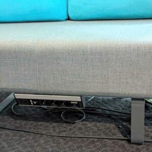 Canapé d'angle de marque BENE en 3 parties avec tablette adossée et 2 prises électriques et usb. 122 x 300 x 75 cm (à g). Localisation : 5 ouest – Image 4