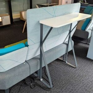 Canapé d'angle de marque BENE en 3 parties avec tablette adossée et 2 prises électriques et usb. 122 x 300 x 75 cm (à d). Localisation : 5 ouest – Image 3