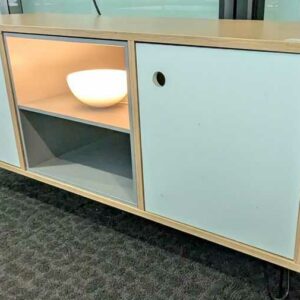 Meuble bas en bois couleur chêne clair avec une niche et 2 portes en bois laqué blanc ouvrant sur 1 étagère, piètement en épingle en acier laqué noir. 50 x 110 x 40 cm. Localisation : 5 ouest – Image 2