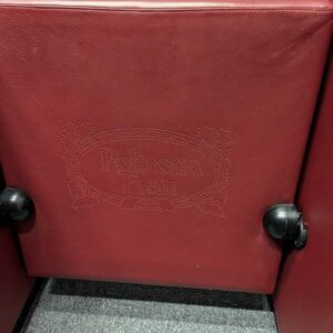 Rang de fauteuils de salle d'auditorium composé de 8 sièges en cuir bordeaux de marque POLTRONA FRAU avec tablette rétractable. 90 x 488 x 70 cm. Localisation : 7 est – Image 4