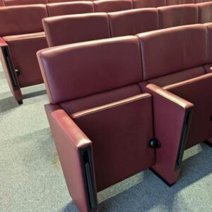Rang de fauteuils de salle d'auditorium composé de 8 sièges en cuir bordeaux de marque POLTRONA FRAU avec tablette rétractable. 90 x 488 x 70 cm. Localisation : 7 est – Image 2